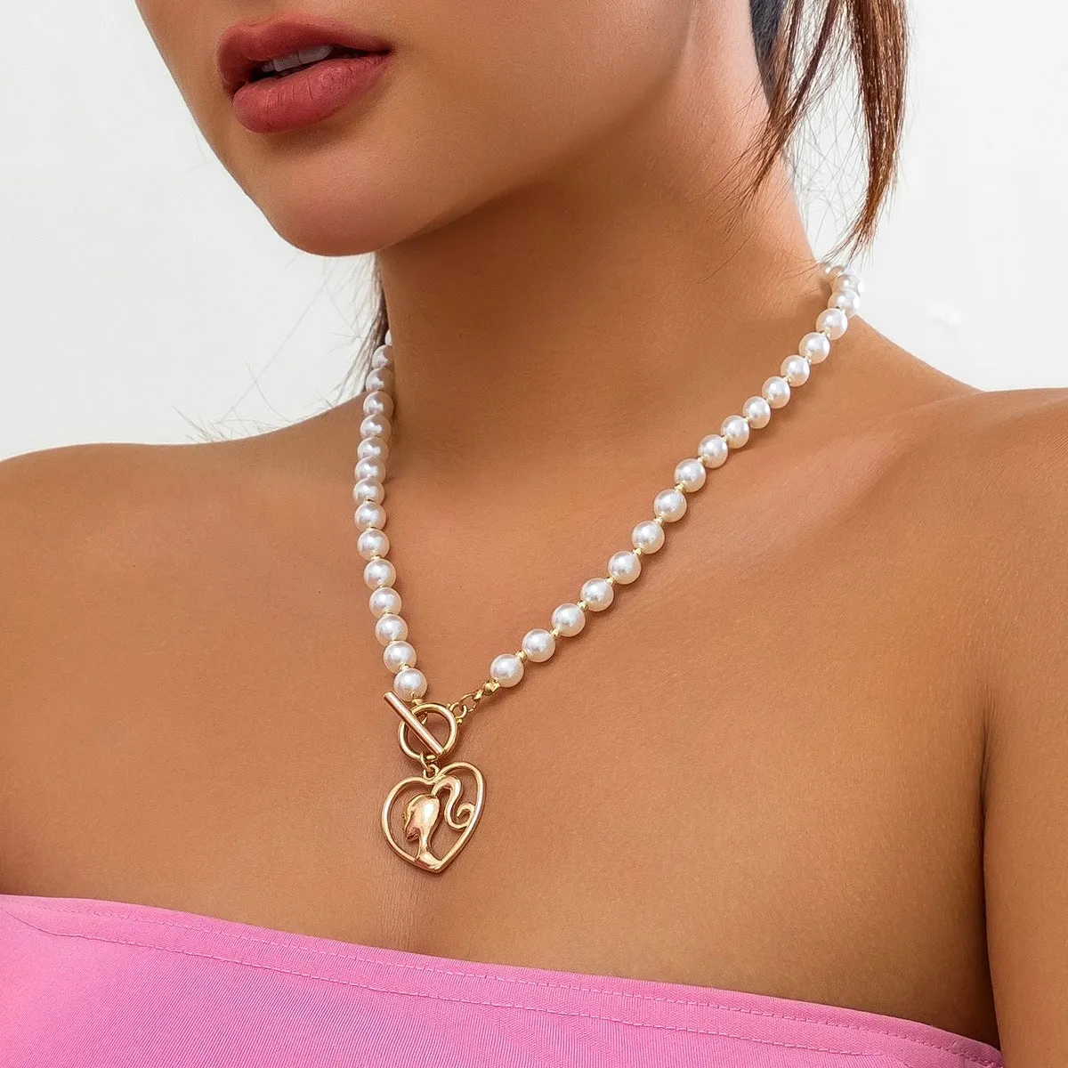 Fiery Lady Imitation Pearl Pendant Choker