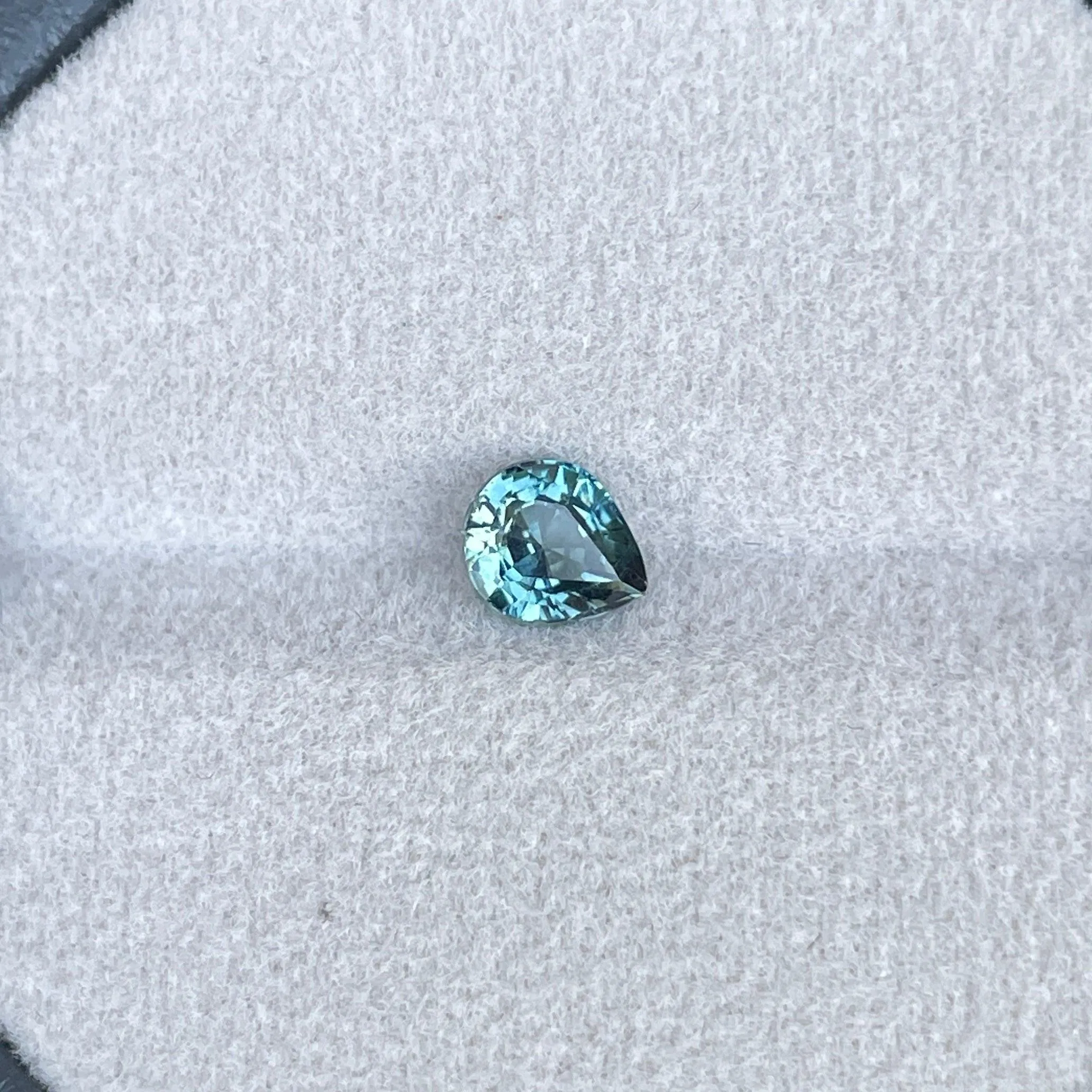 Natural Blue Green Sapphire | Pear Cut | 1.02 Carat | Bi Coloured Sapphire |  5.40 x6.20 mm | heated Sapphires | Natural Crystals Stones
