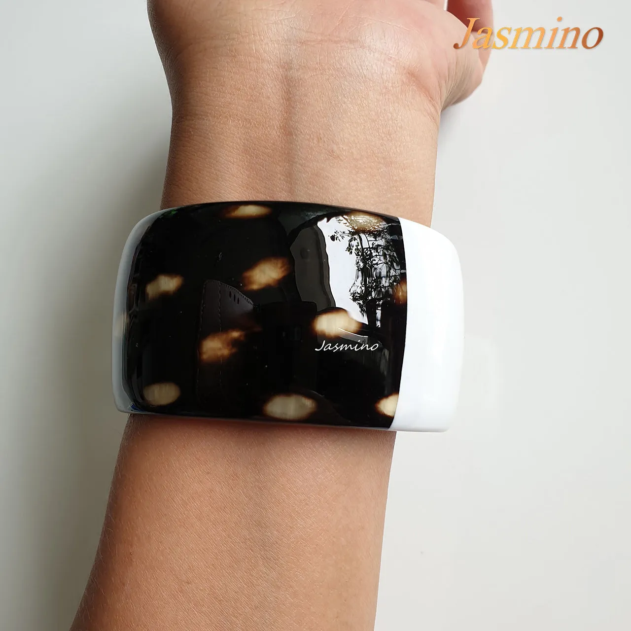 Trendy Stunning Bracelet J17574, Made by Natural Buffalo Horn and Lacquer