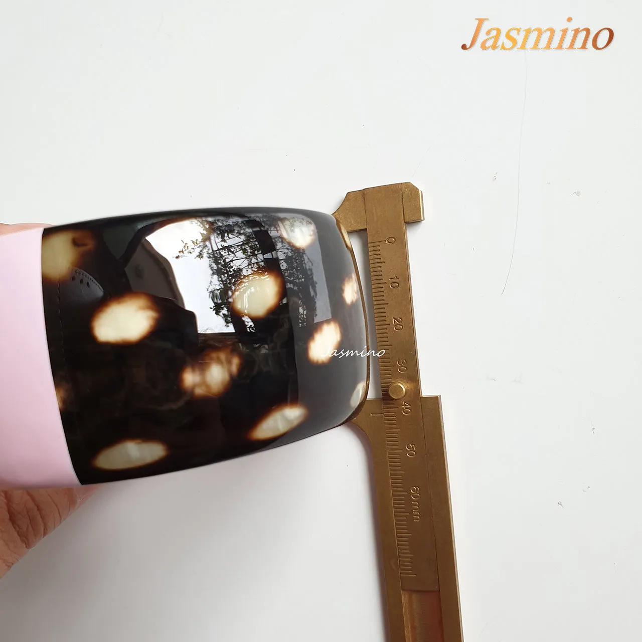 Trendy Stunning Bracelet J17574, Made by Natural Buffalo Horn and Lacquer